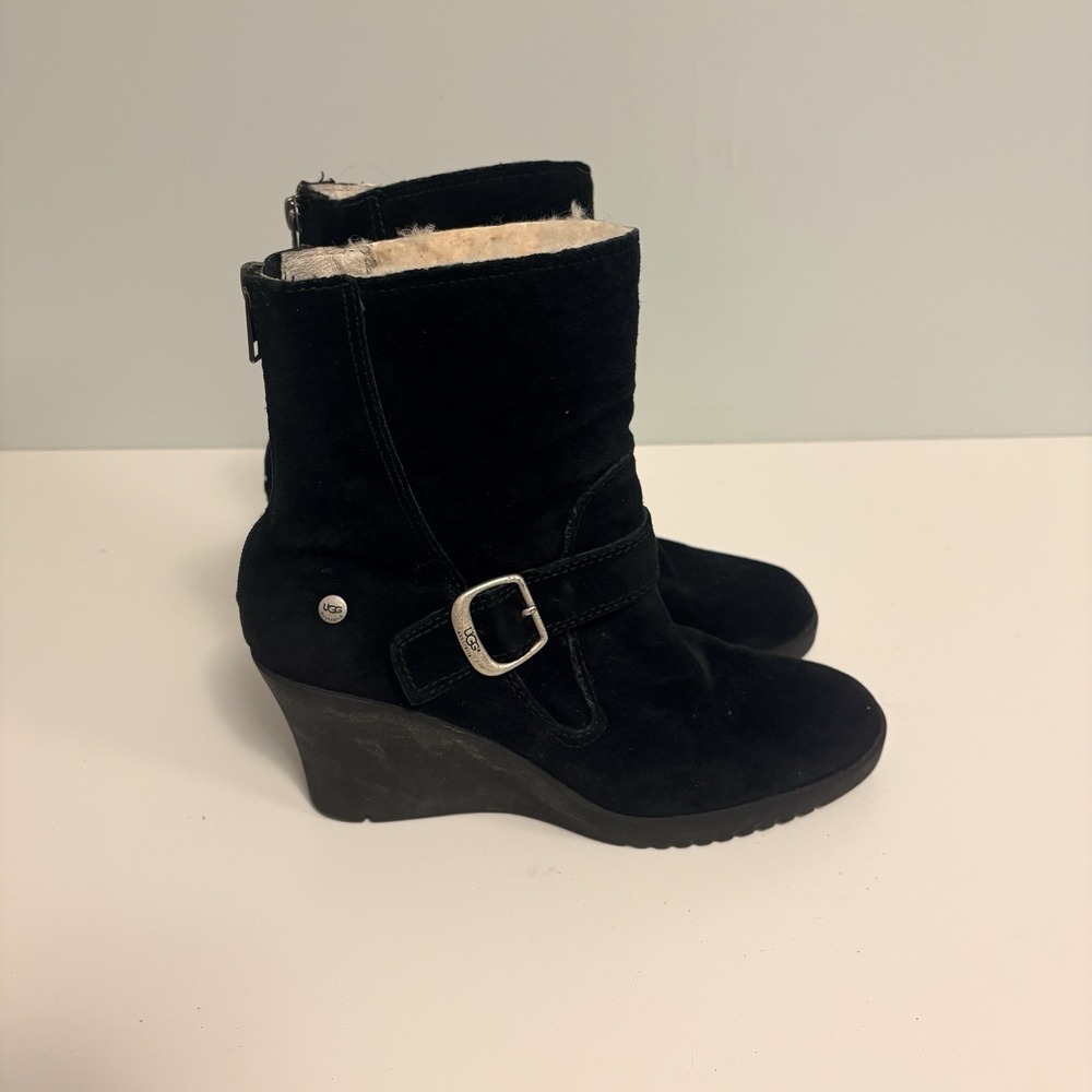 UGG Australia Women's Black Suede Gisselle #5593 Wedge Heel Ankle Boots Size 8